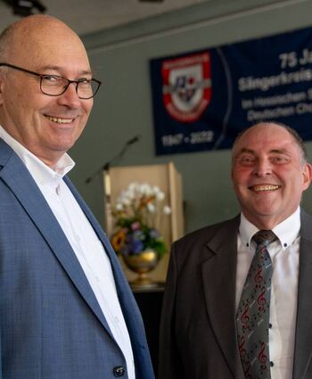 Der Präsident des Hessischen Sängerbundes, Claus-Peter Blaschke (l.), wurde vom Sängerkreis-Vorsitzenden Heinz Ritsert (2.v.l.) mit der silbernen Ehrennadel des Sängerkreises ausgezeichnet. Die „Hutbuben“ vom Liederkranz Winterkasten begrüßten unter der Leitung von Jürgen Martini die etwa 200 Jubiläumsgäste.