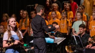 Die Englisch-Theater-AG sowie die Fachschaft Musik des Alten Kurfürstlichen Gymnasiums (AKG) spielten an zwei Abenden im Parktheater das Musical „The Wizard of Oz“ – ein grandioses Erlebnis für rund 1000 Zuschauer und die Mitwirkenden. Im Vordergrund Dana Brückner in der Hauptrolle der Dorothy.