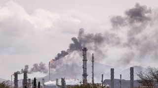 Rauch steigt von einem venezolanischen Industriepark für Erdöl und Petrochemie auf. Längst interessiert sich auch der Westen für das Öl des Landes.