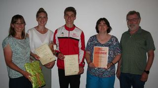 Vorsitzende Claudia Specht (l.) ehrte Carmen Müller und Luis Bethke für besondere Sportleistungen, Erhard Schäfer (r.) zeichnete Sonja Zintl aus.