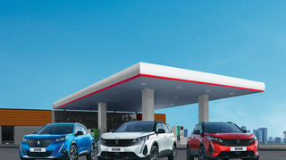 mid Groß-Gerau - Die Drei von der Tankstelle: Peugeot bietet einen besonderen Tankrabatt an.