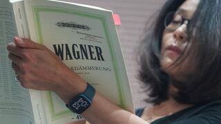 Der Blick fällt schon auf das „Ring“-Ende: Yona Kim schaut um exakt 13.04 Uhr in die Partitur von Wagners letztem Tetralogie-Teil „Götterdämmerung“.