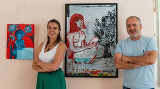 „Pura Vida“ heißt die aktuelle Ausstellung im Damenbau Fürstenlager. Zu sehen sind Werke von Isabel Leinhos und Kosta Kostow. Unser Bild zeigt die Künstlerin gemeinsam mit Yordan Kostow, dem Bruder des ausstellenden Künstlers.