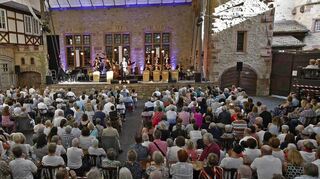 So sah es früher bei den Heppenheimer Festspielen aus (das Foto entstand im Jahr 2018). Mit der Spielzeit 2022 wird sich einiges ändern: neue Betreiber, erhöhte Sitzplätze für bessere Sicht sowie neues Mobiliar mit Rückenlehnen und dafür maßgeschneiderte Polster.