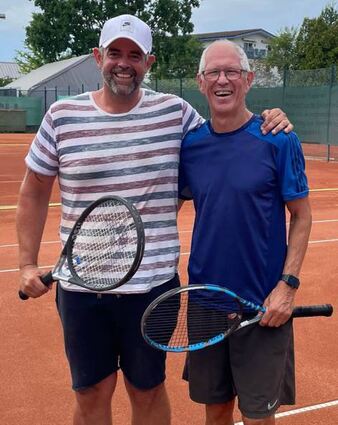 Sven Rohmann (links) und Hans-Peter Awenius gewannen das Doppel-Turnier des TC Auerbach.