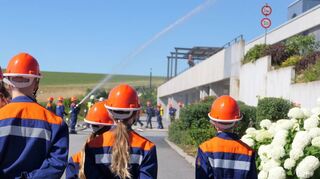 Die Lindenfelser Jugendfeuerwehren übten auf dem Geländer der Firma Kopp Schleiftechnik in Winterkasten das Vorgehen bei einem Brand mit eingeschlossenen Personen.