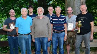 Erfolgreiche Schützen und treue Mitglieder wurden bei der Jahreshauptversammlung des Reichenbacher Schützenvereins ausgezeichnet. Ganz rechts der neue Schützenkönig Jürgen Huthmann.