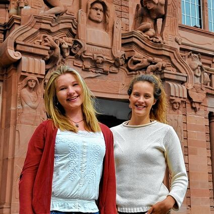 <p>Johanna Brandl (links), Charlotte Günther vor dem Rosengarten.</p>