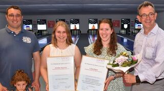 Thomas Forell mit Tochter Anne, Jennifer Sommer und Luisa Ebert freuten sich über die Auszeichnungen, die Bürgermeister Schönung übergab.