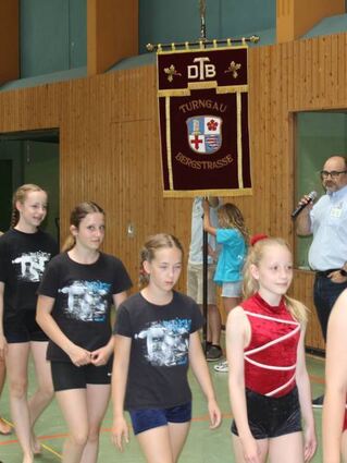 Unter dem Banner des Turngaus mar-schierten die Teilnehmer zum Berg-sträßer Turnfest ein.