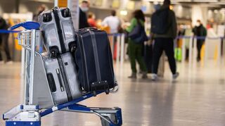 Bei der Gepäckausgabe am Frankfurter Flughafen wird es laut Betreiber Fraport weiterhin zu Wartezeiten von bis zu zwei Stunden kommen.