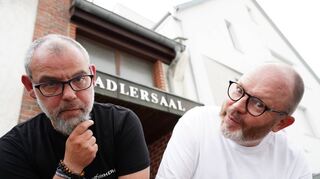 Jens Heist (l.) und Udo Stoye (r.) treten als „Duo Feinherb“ am 17. September mit ihrer Inszenierung der Komödie „Zwei Genies am Rande des Wahnsinns“ im Rahmen von „Kultur im Adlersaal“ auf.