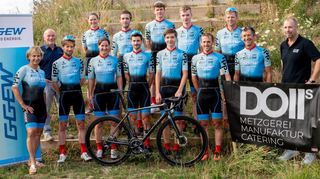 Das neue Racing-Team des Fördervereins mit Unterstützern sowie den Vorsitzenden Luc Dieteren (2. v. re.) und Henning Jaecks (3. v. re.) am Hügel des Bikeparks.
