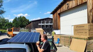 Die Initiative „BergSolar“ hat Sammelbestellungen für Mini-Solaranlagen organisiert und die Geräte jetzt übergeben.