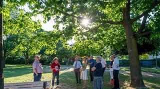 Die Grünanlage gegenüber der Schlossbergschule soll aufgewertet werden – das wünscht sich der Ortsbeirat Auerbach, der sich dort vor seiner Sitzung traf.