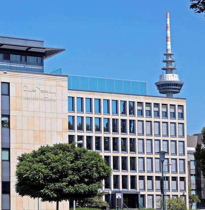Blick auf ein Inter-Firmengebäude in der Mannheimer Oststadt, im Hintergrund der Fernmeldeturm.