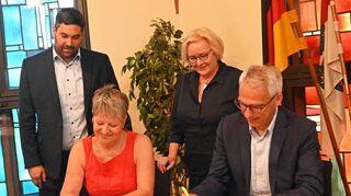 Gigabit-Internet für Bensheim: Im Rathaus haben Bürgermeisterin Christine Klein und GGEW-Vorstand Carsten Hoffmann den Kooperationsvertrag zum Breitbandausbau unterzeichnet – unter den wachsamen Augen von Matthias Hechler (Geschäftsführer GGEW net) und Erster Stadträtin Nicole Rauber-Jung.
