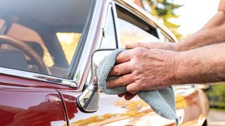 Oldtimer benötigen spezielle Pflegeprodukte, da handelsübliche Mittel meist auf moderne Lacke und Oberflächen abgestimmt sind.
