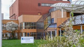 Auch beim Kreiskrankenhaus in Heppenheim macht sich die Corona-Sommerwelle durch Personalausfälle bemerkbar.