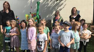 Die Kinderkünstler mit ihren Erzieherinnen und Raja Buick-Hajji.
