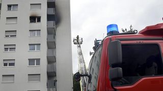 Nach einem Brand in einem Mehrfamilienhaus in der Sudetenstraße in Viernheim (wir haben berichtet) dauerten die Löscharbeiten der Feuerwehr bis in den späten Donnerstagnachmittag an.