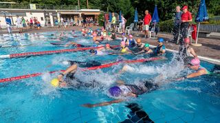 Um 9 Uhr starten die ersten Triathleten am 21. August im Waldschwimmbad, nach dem Radfahren und Laufen werden die Sieger dann im Birkengarten geehrt.