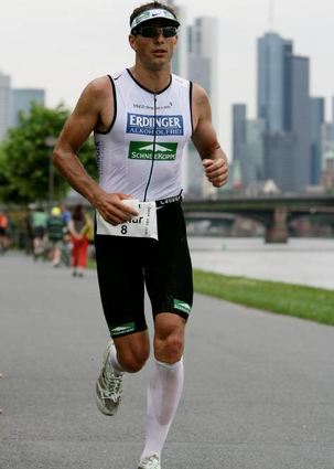 Lothar Leder gibt Triathleten in Lorsch vorab Tipps fürs Schwimmen.