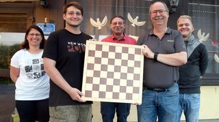 Der neue Schachclub-Vorstand mit Mandy Nufer, Andreas Degenhardt, Michael Janson, dem neuen Vorsitzenden Herbert Hotz und Benedikt Gremm. Es fehlen Ralph Reinhardt und Gerd Müller.