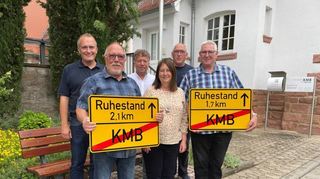 Abschied vom Bauhof: Unser Bild zeigt (v.l.) Harald Berger, Geschäftsbereichsleiter Technik, Bernhard Knapp, Geschäftsführer Frank Daum, Personalratsvorsitzende Susanne Sartorius, Peter Stanzel, Vorarbeiter Allgemeine Kolonne, und Hans Hogewind.