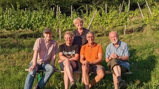 Gruppenbild mit Dame: Bei der jüngsten Jahreshauptversammlung des Zwingenberger Landschaftspflegevereins „Alte Burg“ wurde Nina Janich zur Schriftführerin gewählt – unser Bild zeigt sie mit (v.l.) Schatzmeister Franz Müller, Vorsitzendem Florian Kaffarnik, zweitem Vorsitzenden Georg Reimann und Beisitzer Hans-Peter Baumgartner vor dem Schauweinberg.