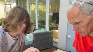 Anna-Lena Geiß (BAnane-Jugendredaktion) während ihres Gesprächs mit dem Biologen Johannes Lückmann.