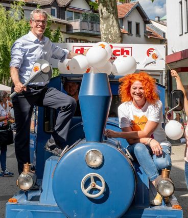 Landrat Christian Engelhardt – hier mit Helga Schmidtke (Vorsitzende Sternenkinderzentrum) – nahm für den Kreis Bergstraße die Engels-Fackel des Kinder-Lebens-Laufs in Empfang.
