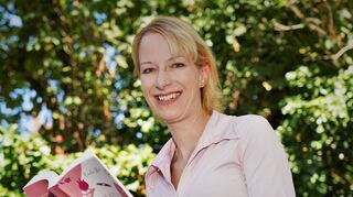 Cornelia Klein mit ihrem neuen Buch – ein humorvoller Schwangerschaftsratgeber mit dem Titel „Hormon-Boogie“.