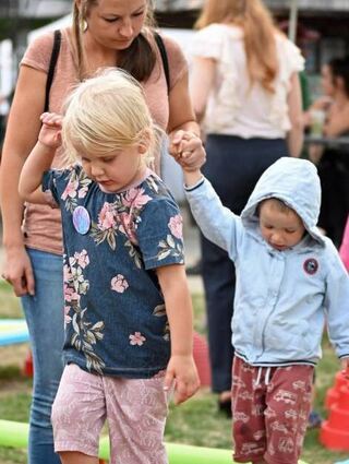 Auf dem großen Festivalgelände gibt es auch viele Spielmöglichkeiten für Kinder und Platz zum Austoben.