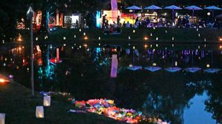 Abends wird das Birkengarten-Gelände an allen Festivaltagen mit hunderten von Lampions eindrucksvoll illuminiert.