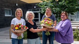 Aus Freude und Erleichterung darüber, dass es im kommenden Schuljahr vier vierte Klassen an der Einhäuser Grundschule gibt, überreichten Eltern gestern Blumen an die Pädagogen, die das ebenfalls freute. Unser Bild zeigt Tanja Schambach-Lieb (r.) vom Elternkreis, daneben Schulleiterin Sandra Aust, Lehrerin Gabriela Hoppe und Konrektorin Christina Schmidt.