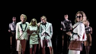 So eilen sie ihrem Ende zu, die so stark im Bestehen sich wähnen (v.l.): Joshua Whitener (Froh), Astrid Kessler (Freia), Nikola Diskic (Donner), Jelena Kordic (Fricka).