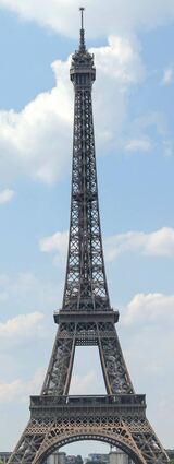 Der Eiffelturm wurde vom Architektenbüro Gustave Eiffels anlässlich der Pariser Weltausstellung im Jahr 1889 errichtet. Er ist mehr als 300 Meter hoch.