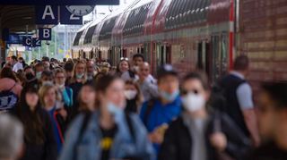 Der Nahverkehr – wie hier in Stralsund – lässt die Menschen enger zusammenrücken, als manchem lieb ist.