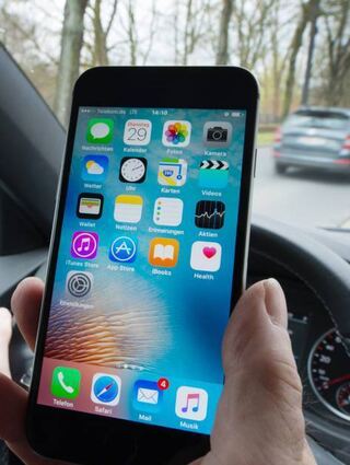 Wer beim Fahren mit dem Handy in der Hand tippt, liest oder telefoniert, ist ein Sicherheitsrisiko.