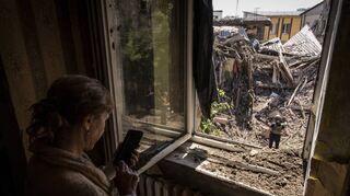 Zerstörung, so weit das Auge reicht: Menschen in Charkiw zwischen den Trümmern eines Hauses.