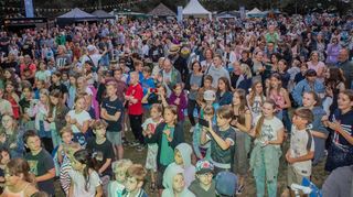 Das Birkengarten-Festival war sehr gut besucht, das Publikum bester Stimmung. Auch am Samstag wurde es vor der Bühne eng.