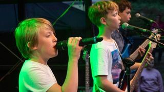 „De Breaks“, junge Musiker im Alter von neun bis zwölf Jahren, sorgten mit Rock und Pop für Stimmung und mussten anschließend viele Autogramme geben.