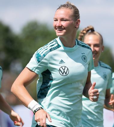 Gute Laune, wohin man bei den DFB-Frauen blickt. Auch Alexandra Popp strahlt nach dem Auftaktsieg.