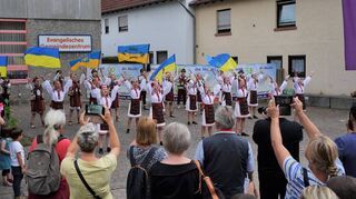 Zur Eröffnung des Bachgassenfestes in Auerbach trat am Freitagabend eine Kindervolkstanzgruppe aus der Ukraine auf.