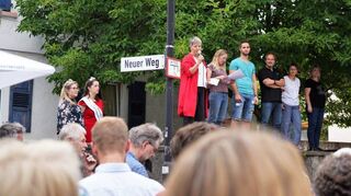 Eine Mauer als Bühne: Am Freitagabend wurde das Auerbacher Bachgassenfest unter anderem von Bürgermeisterin Christine Klein eröffnet.