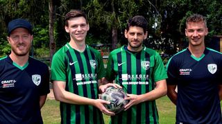 Trainer Thomas Süß (li.) und sein neuer Assistent Jannik Hüter (re.) mit zwei der vier Neuen im Kreisoberliga-Kader der SSG Einhausen: Eigengewächs Johannes Gundolf (2. v. li.) und Wunschspieler Juan Marroqui Cases.