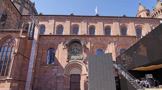 Für das neue Stück der Nibelungenfestspiele wurde vor dem Wormser Dom ein Wasserbecken installiert.
