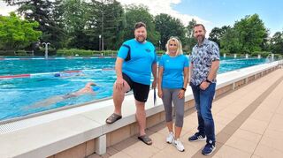 Im Einsatz fürs Freibad: Markus Wilfer (links), Vorsitzender des Schwimmclubs Heppenheim, Meisterin für Bäderbetriebe Bianca Radlinger-Diehm und Stadtwerke-Betriebsleiter Kai Kühn.
