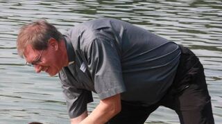 So wurde erstmals 2019 am Badesee getauft: der Bibliser Pfarrer Hans Jürgen Basteck mit einem Täufling.